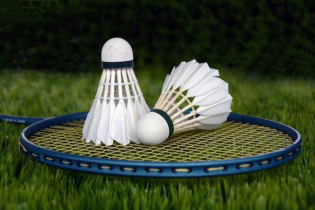 badmintonová raketa a míčky