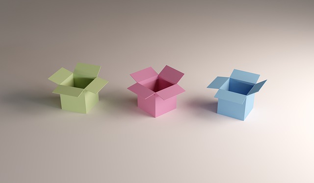 barevné krabice na stěhování