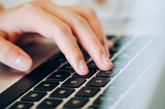 klávesnice – symbol upřednostňování online světa před realitou