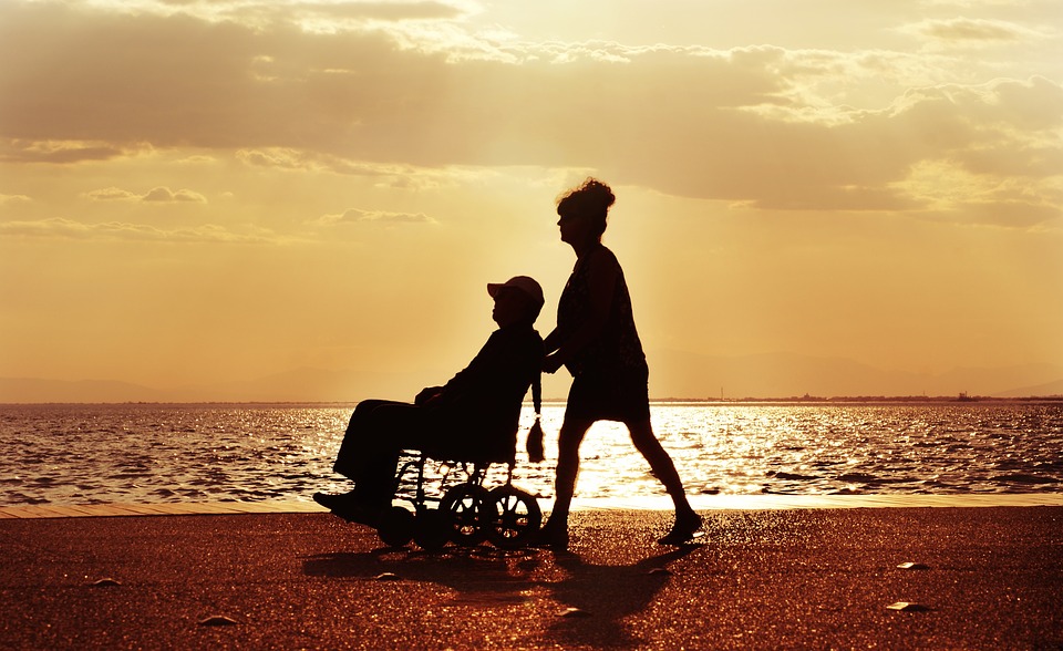 invalidní vozík na pláži